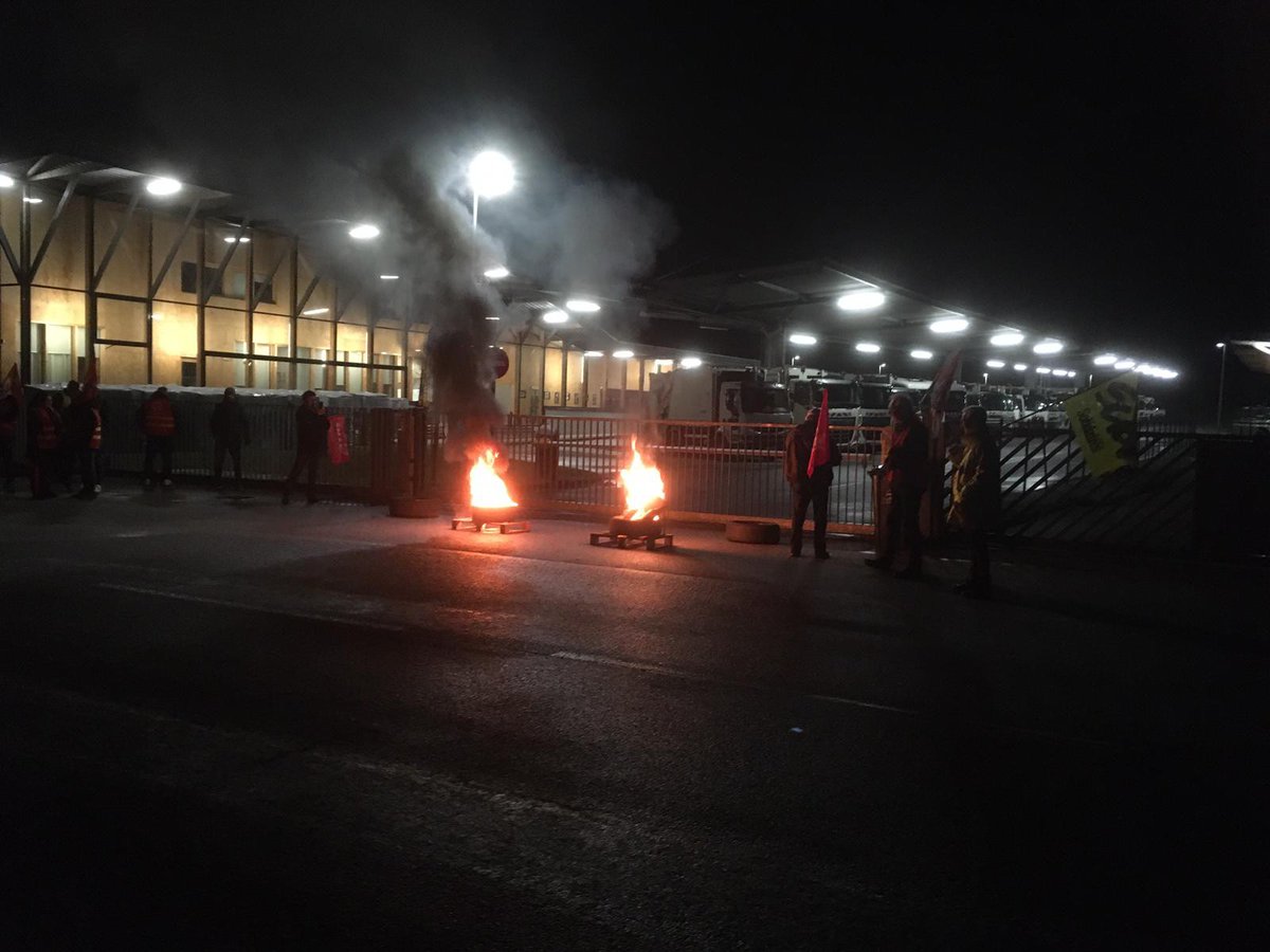 🔴✊#Blocage Au centre des #déchets #Theix à #Vannes depuis 4h30 du matin.#eboueurs et #syndicats. 
ON LÂCHE RIEN ‼️#fO56