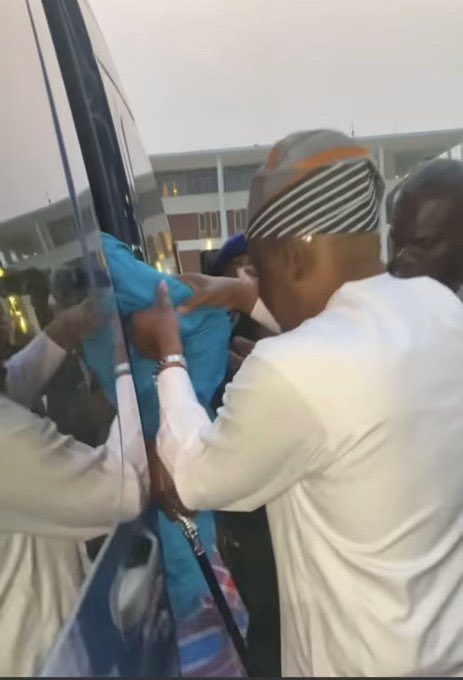 Cecorule's tweet photo. Who's the man wearing Light Blue cloth and what's that in his hand?
Option:
A - HE. Peter Obi
B - Atiku Abubakar 
C - Bola Ahmed Tinubu.

Like And Retweet If You Figure The Answer

# Igbos Banky W Ben Hundeyin Heartbreaking Lebanese, Rufai Jandor LUTH IPOB Seun Bode George Yoruba https://t.co/bekqH8hBeZ