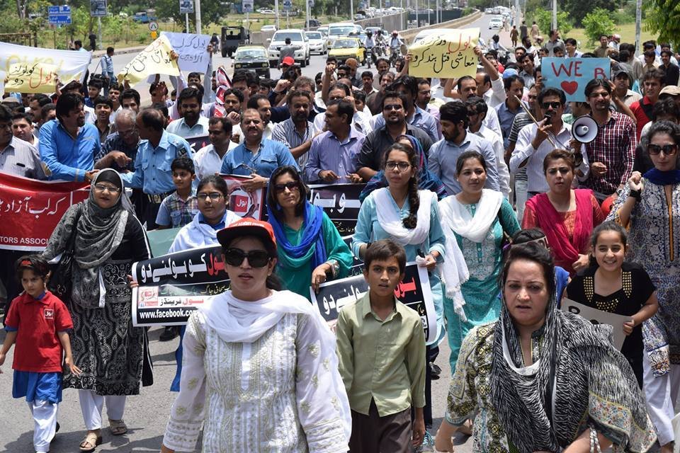 rubabhussain86's tweet photo. Seeing this trend #ISupportBOL brings back memories from the time when we were on roads every other day protesting to revive Bol TV.
And how the owner after having his channel aired, refused to pay the employees, and we had to fight for our basic rights in court. https://t.co/Gik1qwXPsN