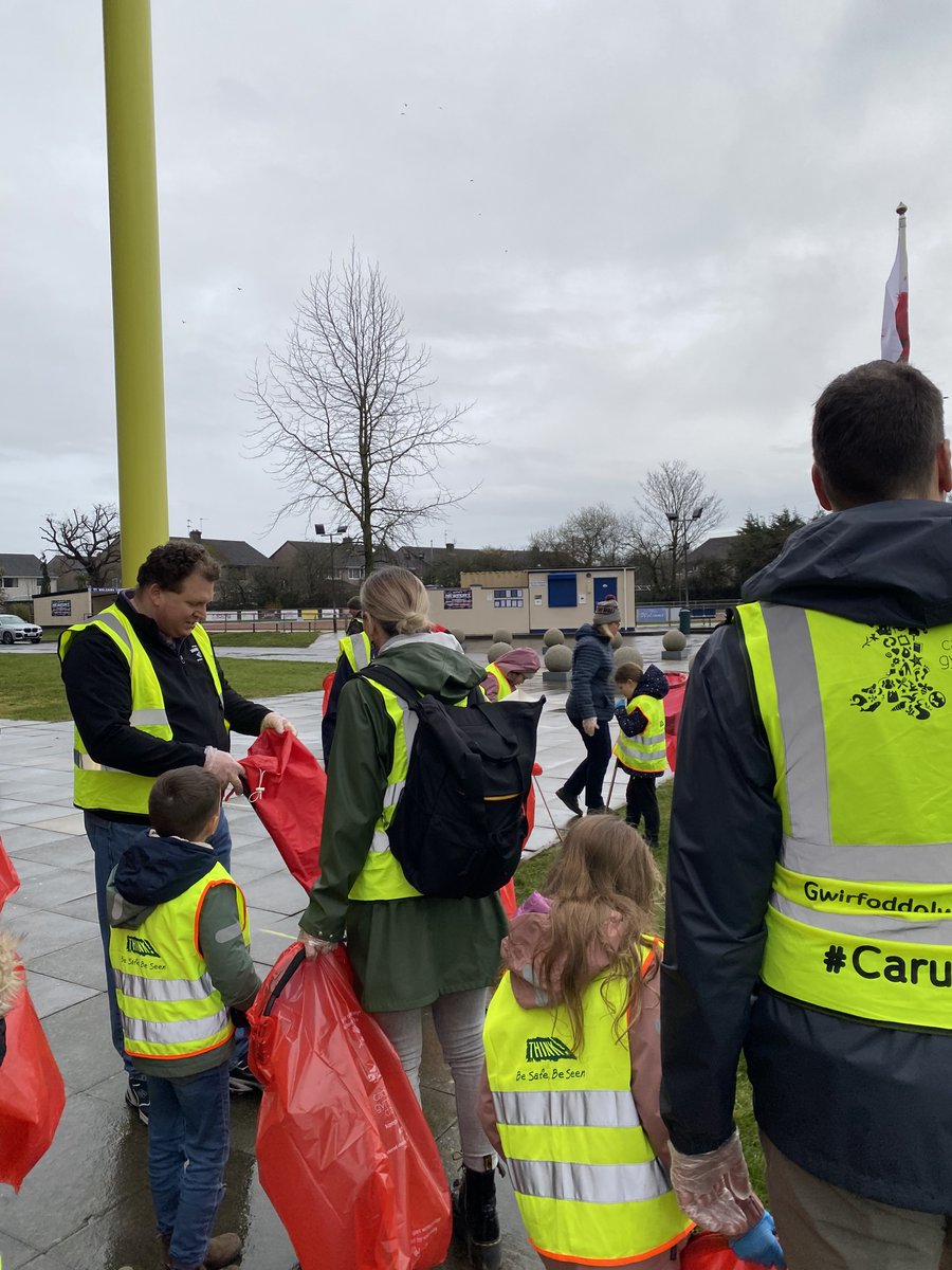 AzureSQL's tweet image. At Microsoft, we don't just share our knowledge at events, we give back to the communities we travel to. At #SQLBits2023, team members & the #datacommunity joined the @Girlguiding Newport Division in their "Big Spring Clean"- bit.ly/3Jmm9V6 #MicrosoftLife #PayitForward