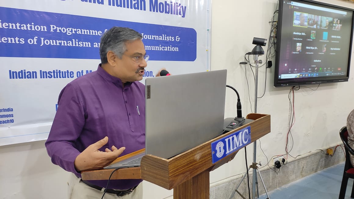 Prof. Mrinal Chhatterjee, Director of @IIMC_India Dhankanal, calls for both macro-level & micro-level actions to combat climate change. Reviving local water bodies could help us a lot in adaptation efforts, says he, inaugurating the #ClimateChange & #HumanMobility orientation!