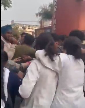 Uttra_News's tweet photo. फीस बढ़ाए जाने के खिलाफ देहरादून के श्री गुरु राम राय मेडिकल कॉलेज के एमबीबीएस छात्रों के धरने को कुछ असामाजिक तत्वों ने बाधित कर दिया। बताया जा रहा है इस झुंड में कुछ महिलाएं भी थी।मामला गुरूवार शाम का बताया जा रहा है। https://t.co/DibJ8dlr1q