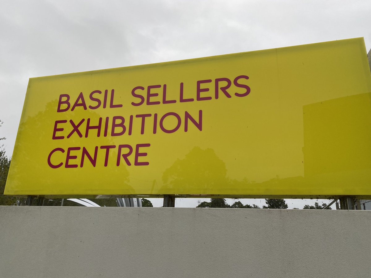 c_s_wallace's tweet photo. Big opening at #TheBas #Moruya tonight! #BirdsofaFeather #MarkWard #GillianWilde https://t.co/tgCynoraWI
