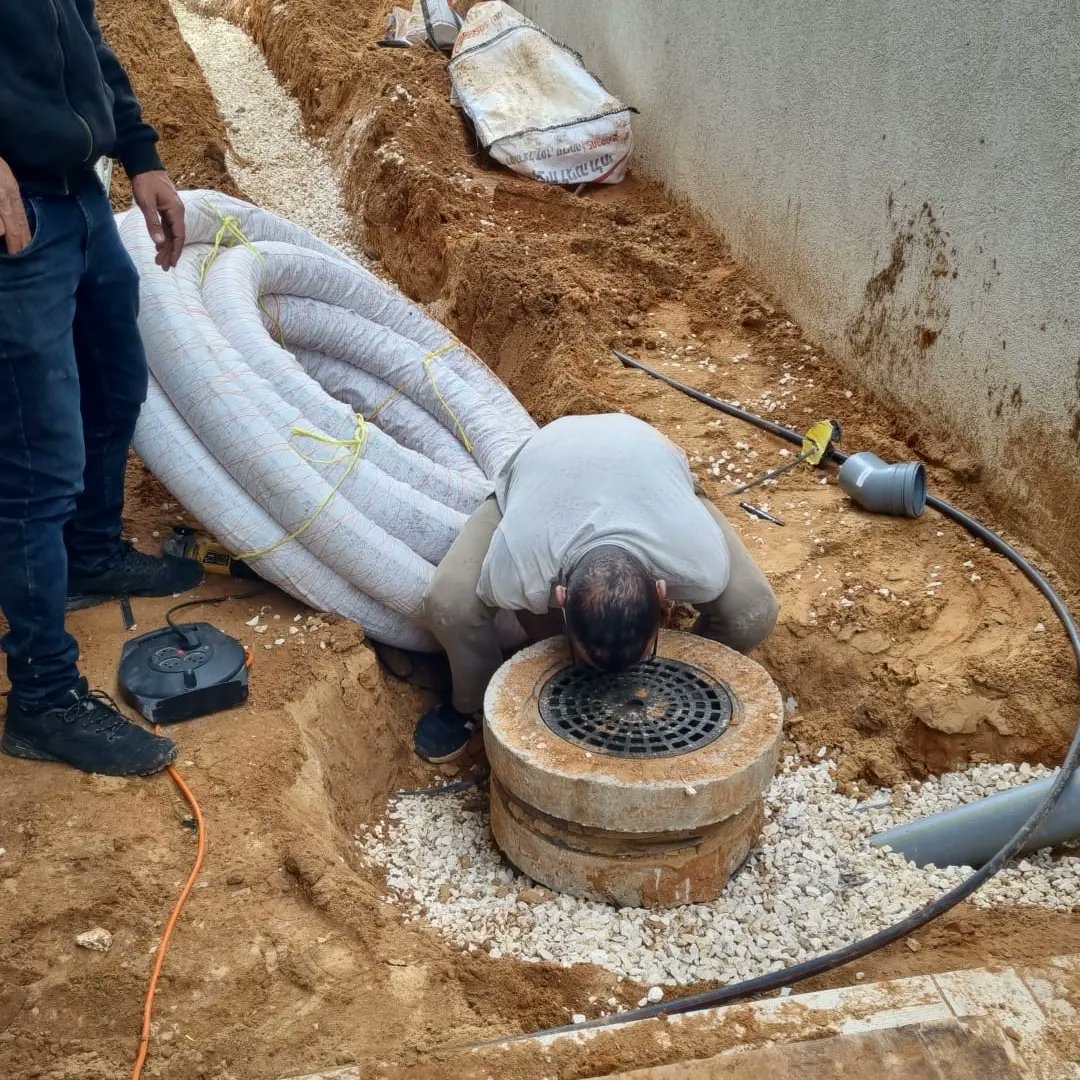 יש גינה מוקפת חומות ? המים מתקשים להתנקז ? 
מפחדים מרטיבות בקירות וגינה מוצפת בגשם?
ככה פותרים את הבעיה בקלות, יוצרים ניקוז צרפתי לפני ההתקנה ופותרים הכל במכה אחת (: 

אז מזה ניקוז צרפתי ? 

בגדול - חפירת תעלה שמתחברת לבורות חילחול
