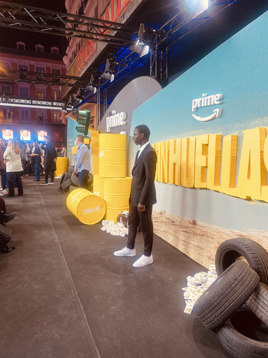 bachirsamb_'s tweet photo. Ayer en la Premiere de #SinHuellas 
Tuve la suerte de ver el primer capítulo con mi familia @DecaraActores 
Tenéis la temporada completa en @PrimeVideoES 
Thx @dypCom @zetastudiosprod ✨ https://t.co/a6sM1mTm5k