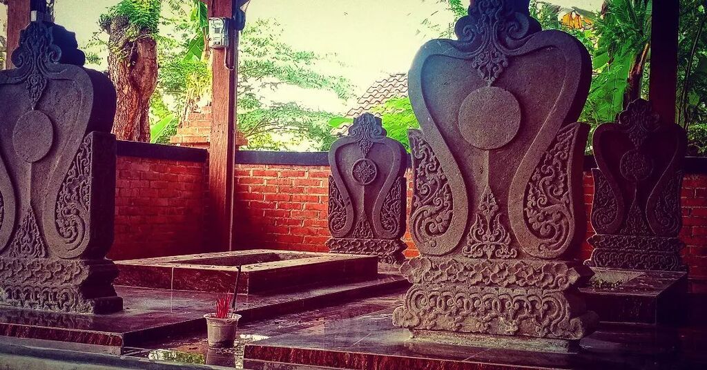 PATHOK KIRINGAN

Bumi Kiringan nyidhem crita antarane Jawa Arab Cina
nyawiji ing tekad nyampurnakke srengat
hya iki bumi sing isih ganda ludira

Kacicir sadawane pesisir
sumamburat werna jingga
nyingidke tangis lan jerit angrerujit

Apa isih karep nitik lemah ngendi sing amb…