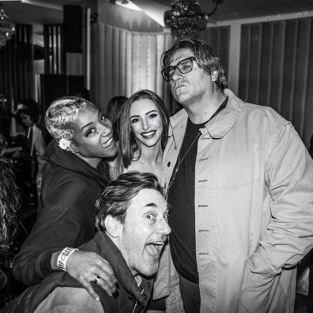 sharoneva1's tweet photo. #DaveChappelle is truly a class act! He walked around to each table and thanked us for coming 🥺. Anddd, I can’t believe I had a hard time finding a plus one to his #Grammy party. I need friends that will drop everything when I call 😂! 📸: candytman #Drake #tiffanyhaddish https://t.co/CRKFTonEdV