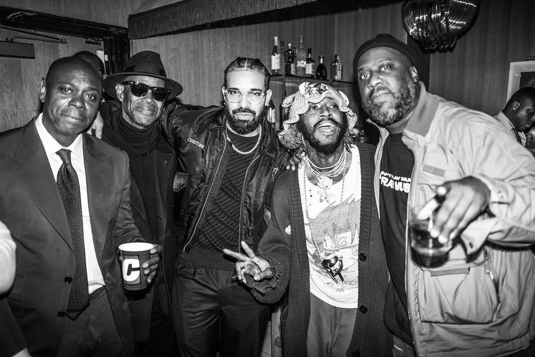 sharoneva1's tweet photo. #DaveChappelle is truly a class act! He walked around to each table and thanked us for coming 🥺. Anddd, I can’t believe I had a hard time finding a plus one to his #Grammy party. I need friends that will drop everything when I call 😂! 📸: candytman #Drake #tiffanyhaddish https://t.co/CRKFTonEdV