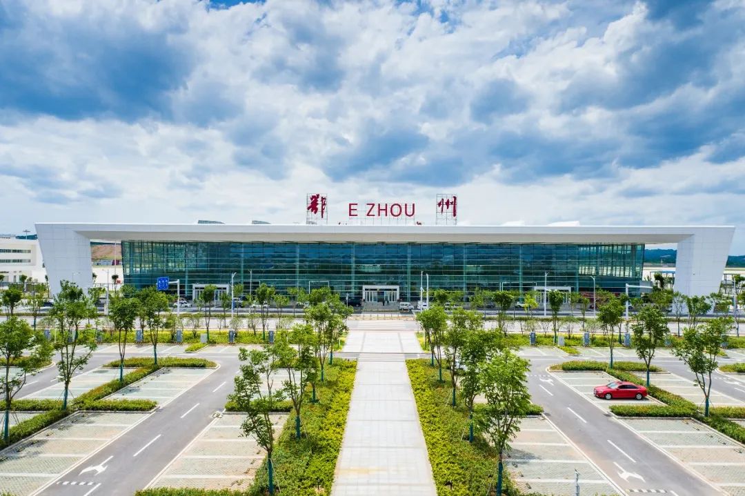 OpticsValleyCN's tweet photo. Huahu Airport, located just an hour's drive from #OVC, has added 10 new direct flights to cities across Northeast, Northwest, and Southeast China. These new routes will strengthen economic, trade, and tourism exchanges between these regions.✈️💺 #OVCtransport #OVCinfrastructure https://t.co/3TBYq6qDl2