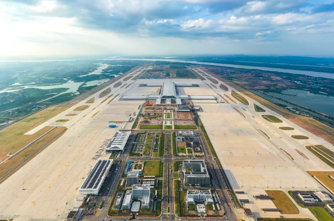 OpticsValleyCN's tweet photo. Huahu Airport, located just an hour's drive from #OVC, has added 10 new direct flights to cities across Northeast, Northwest, and Southeast China. These new routes will strengthen economic, trade, and tourism exchanges between these regions.✈️💺 #OVCtransport #OVCinfrastructure https://t.co/3TBYq6qDl2