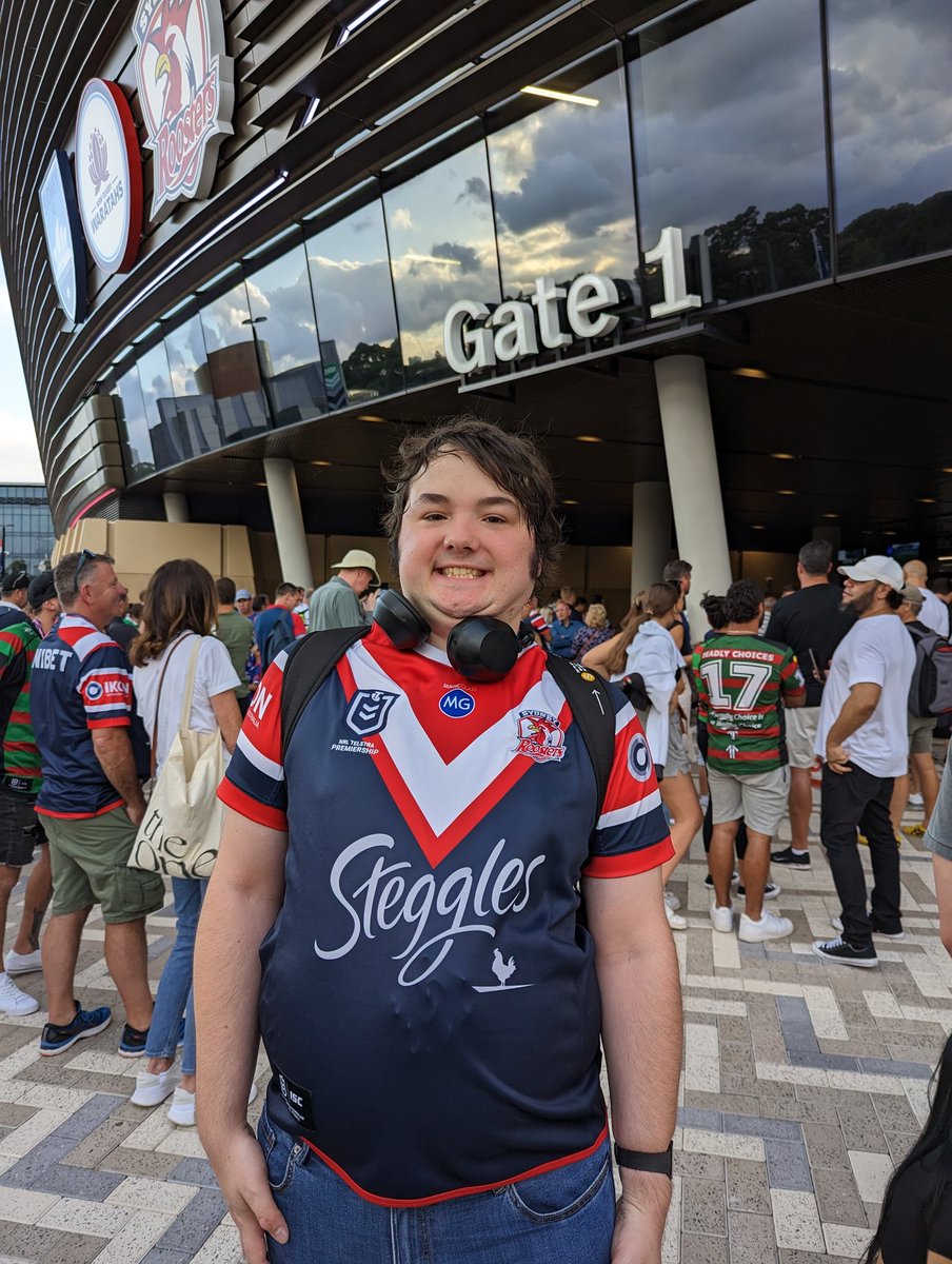 It's time for Roosters football! Hopefully this will be a good game tonight ☺️ #NRLRoostersRabbitohs #NRL #EastsToWin