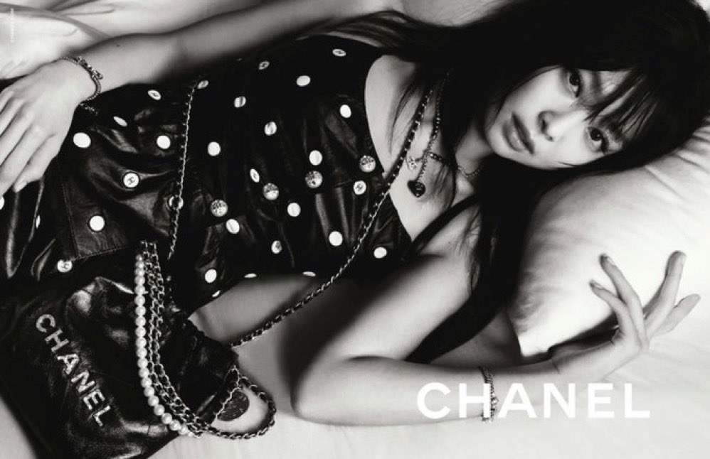 Pop Tingz X પર: #BLACKPINK's Jennie looks beautiful for Chanel