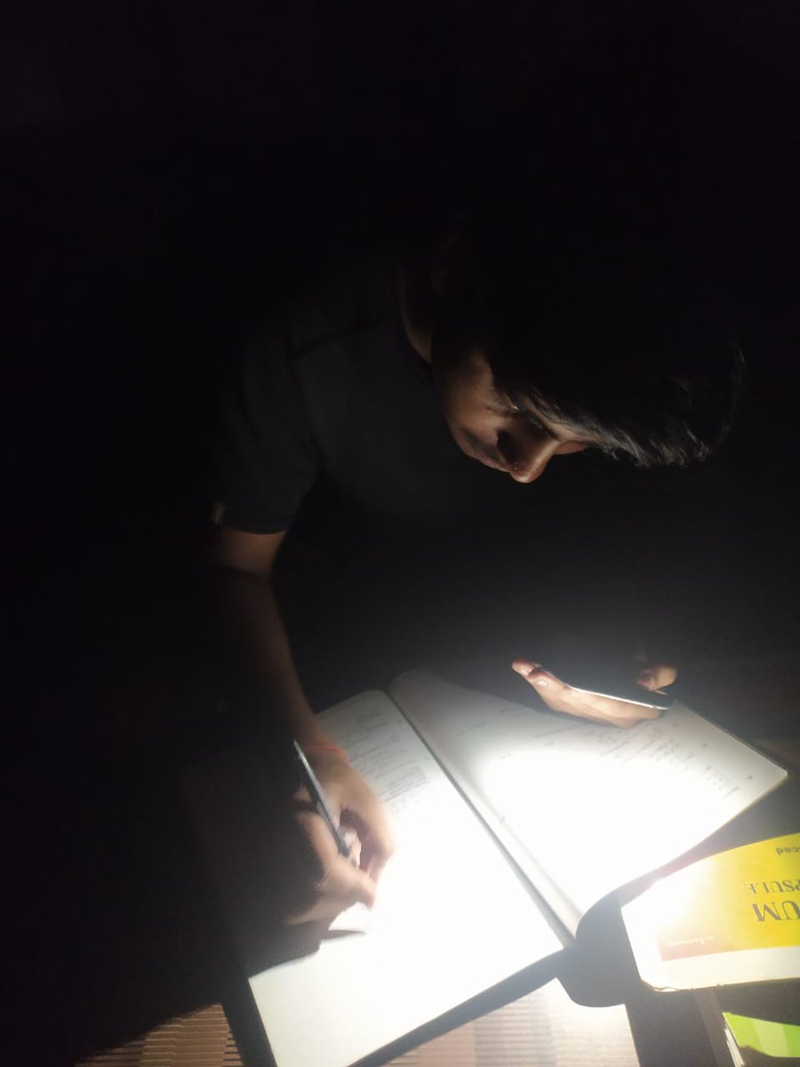 _bhumiputra_'s tweet image. मै कुशीनगर निवाशी हुँ  12 की परीक्षा के बाद प्रवेशपरीक्षा की तैयारी का समय है ऐसे मे बिजली कर्मचारियों द्वारा बिजली कटौती करना उचित है? एक विधार्थी होने के नाते मेरा यह निवेदन है कि बिजली जल्द ही दि जाए@aksharmaBharat @myogiadityanath @TheLallantop @Akshay4Kushingr #UppclStrike