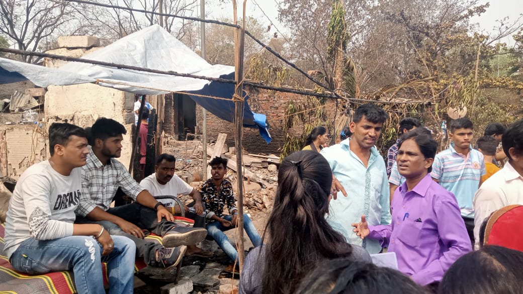 MahaC19PECOnet's tweet photo. MahaPECOnet Member Parivartansheel Sanstha were among the first responders of the Malad East - Appapada Slum Fire Accident Volunteers were arranged by them to provide counseling to the affected.
#AppapadaFire #Response #Relief #Disaster #Maharashtra #MahaPECOnet https://t.co/UWloBtUwxv