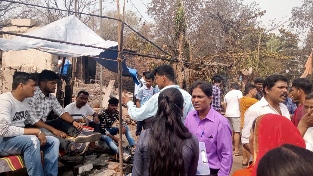 MahaC19PECOnet's tweet photo. MahaPECOnet Member Parivartansheel Sanstha were among the first responders of the Malad East - Appapada Slum Fire Accident Volunteers were arranged by them to provide counseling to the affected.
#AppapadaFire #Response #Relief #Disaster #Maharashtra #MahaPECOnet https://t.co/UWloBtUwxv