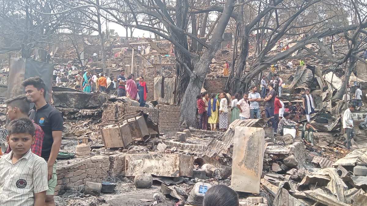 MahaC19PECOnet's tweet photo. MahaPECOnet Member Parivartansheel Sanstha were among the first responders of the Malad East - Appapada Slum Fire Accident Volunteers were arranged by them to provide counseling to the affected.
#AppapadaFire #Response #Relief #Disaster #Maharashtra #MahaPECOnet https://t.co/UWloBtUwxv