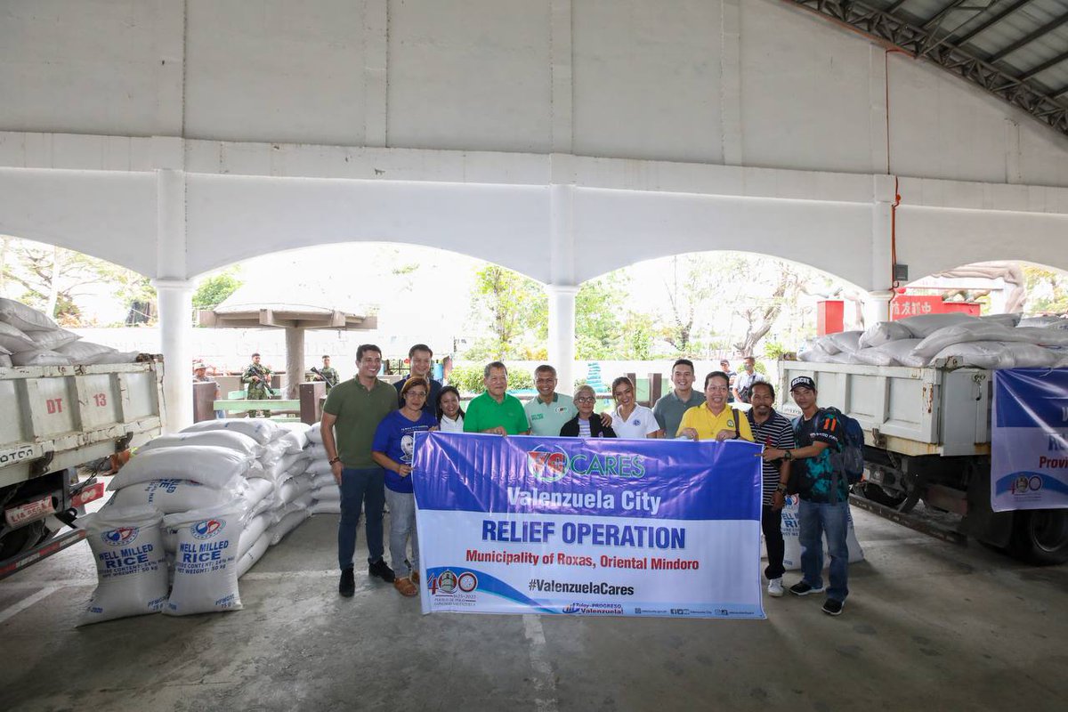 valenzuelacity's tweet photo. SA MGA LARAWAN: Ang ating #VCCares team, sa pangunguna ni Senator WIN Gatchalian, Vice Mayor Lorie Natividad-Borja, at Chief of Staff on Social Welfare Operations, Dorothy Go-Evangelista, ay nagtungo ngayon sa iba't ibang munisipalidad ng Oriental Mindoro https://t.co/9YlsKM5AMq