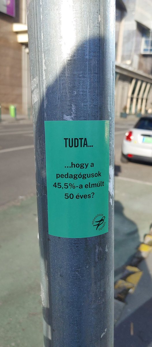 iskariotes's tweet photo. Kis matricák nagy üzenetekkel.(1/2) https://t.co/dW05MvJv7s