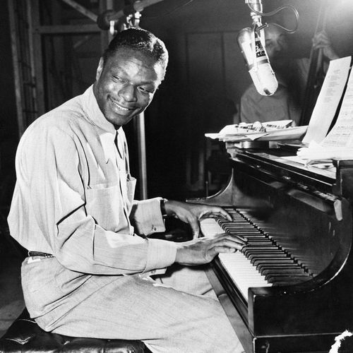 mariobianchi18's tweet photo. Il #17marzo 1919 nasceva #NathanielCole detto King, Nato nel jazz poi famoso con immortali ballate pop e brani R&amp;B, cantate con voce calda e suadente. Iniziò con il suo Trio: primo hit Sweet Lorrain nel '40 ma soprattutto Mona Lisa. E lottò per tutta la vita contro il razzismo. https://t.co/l4qQxEsmkK