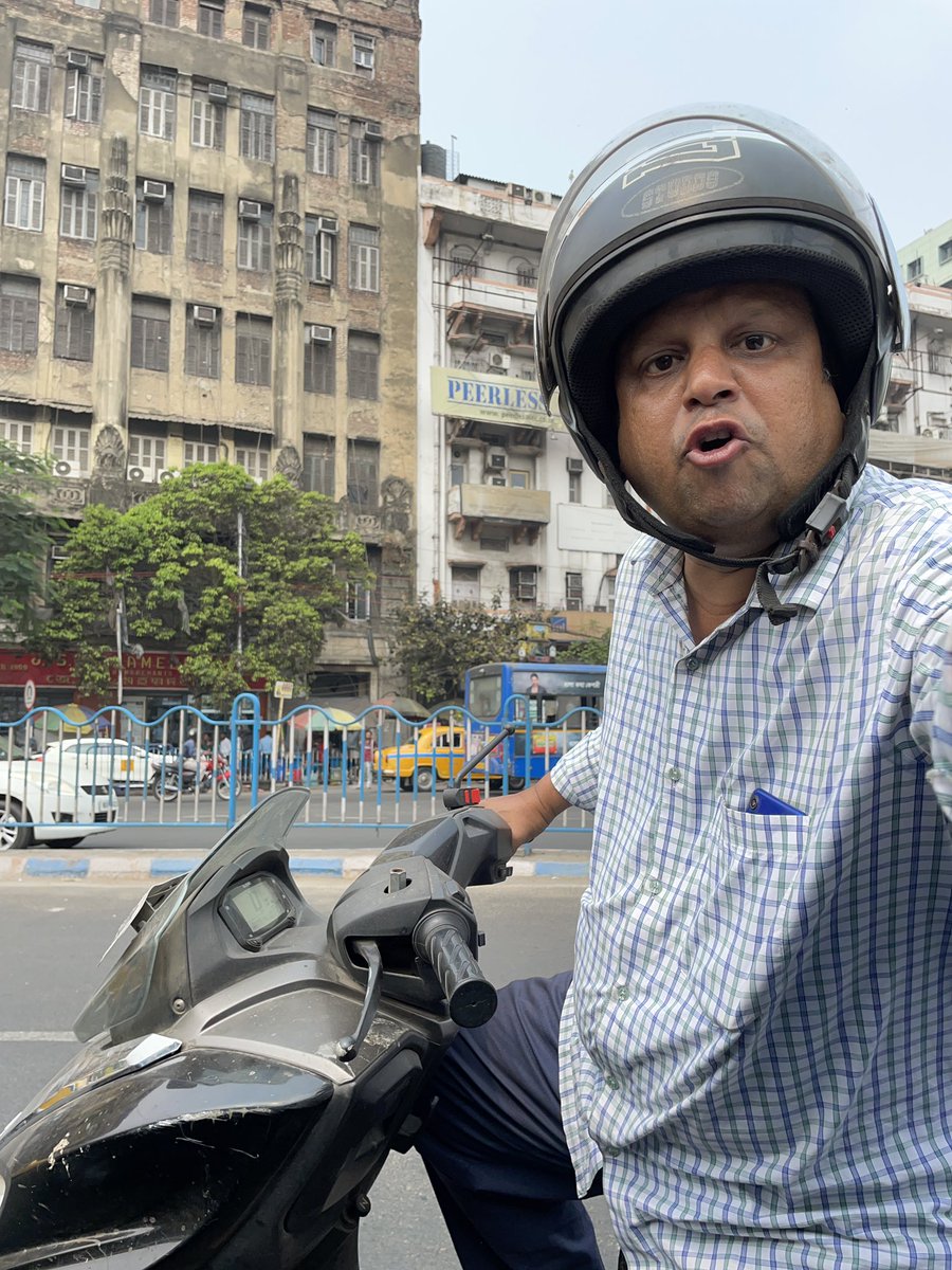 daksh_singhi's tweet photo. Why do 2 wheeler riders think that they can get away with anything? This person’s scooty has no rear view mirrors, was driving on the middle of the road and paying heed to honking and when overtaken comes close to your car and threatens you @KolkataPolice @KPTrafficDept https://t.co/Mc5MU9dOl5