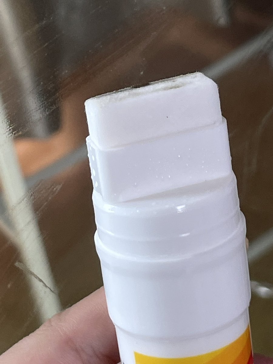 이번주 일상문구사에서 소개한 이주의 문구템 중 하나인 다이소 스티커제거펜〰️

스티커 끈적이 때문에 진짜 스트레스 많이 받았는데 드디어! 손쉽고 깔끔한 제거펜을 찾아서 정말 감격. 끈적이나 끈적임 자국 위에다 슥슥 밀어주고 휴지로 닦아주면 끝! 정말 간단하고 편하다.