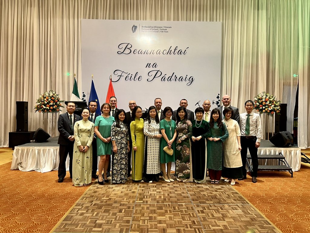 #StPatricksDay celebrations with <a href="/dohungviet/">Đỗ Hùng Việt</a>, Government of Vietnam, the diplomatic community, partners of the Embassy, Alumni, and a vibrant Irish community in Hanoi 🇻🇳 ☘️ 
<a href="/VietCelts/">The Viet Celts</a> 
#LaFeilePadraig 
#GlobalIreland