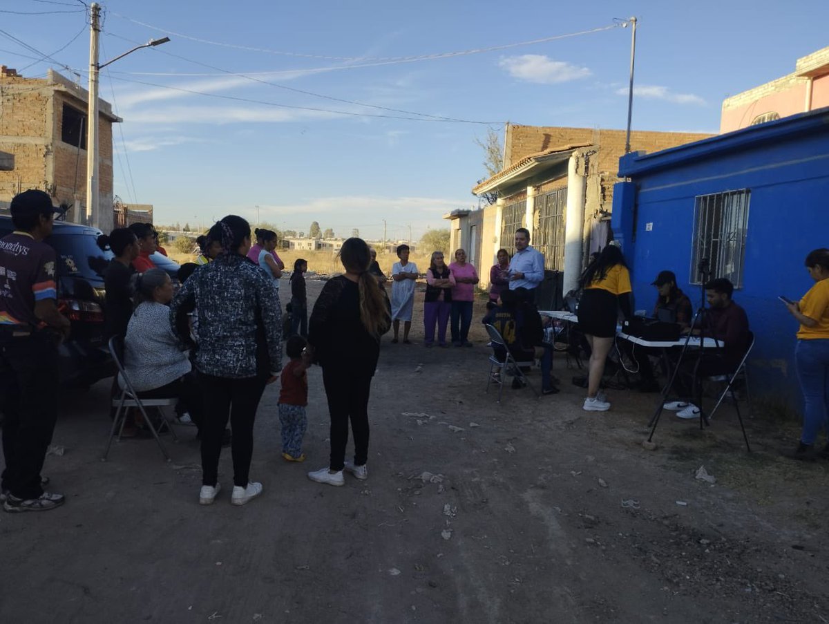 ArmandoYanezR's tweet photo. Acompañado del Presidente Estatal @miguel_lazalder el día de hoy  visitamos a nuestras compañeras y compañeros de las Colonias Bicentenario y Victoria de Durango, a las cuales agradecemos por haberse unido a la campaña de credencializacion de nuestro partido. 
#SomosPRD https://t.co/lQ0hJGxXC6