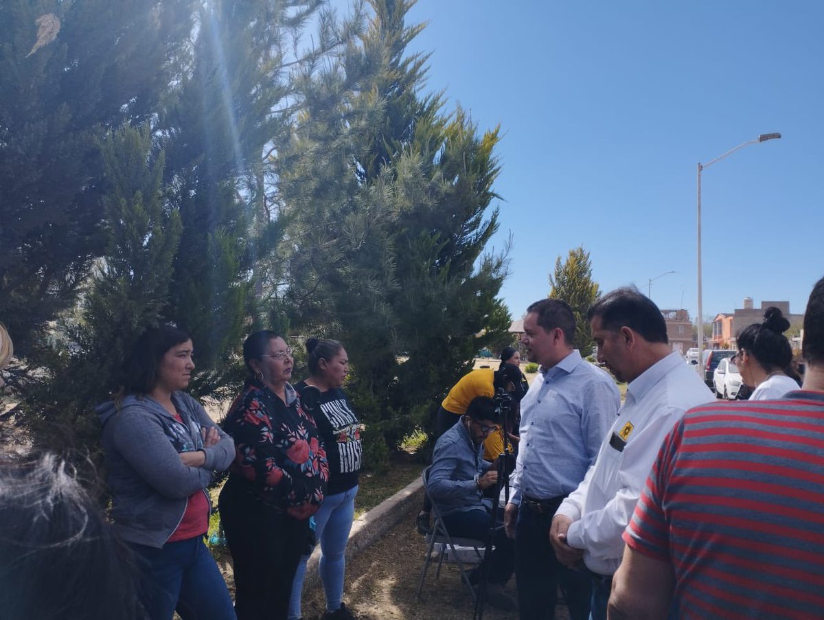 ArmandoYanezR's tweet photo. Acompañado del Presidente Estatal @miguel_lazalder el día de hoy  visitamos a nuestras compañeras y compañeros de las Colonias Bicentenario y Victoria de Durango, a las cuales agradecemos por haberse unido a la campaña de credencializacion de nuestro partido. 
#SomosPRD https://t.co/lQ0hJGxXC6