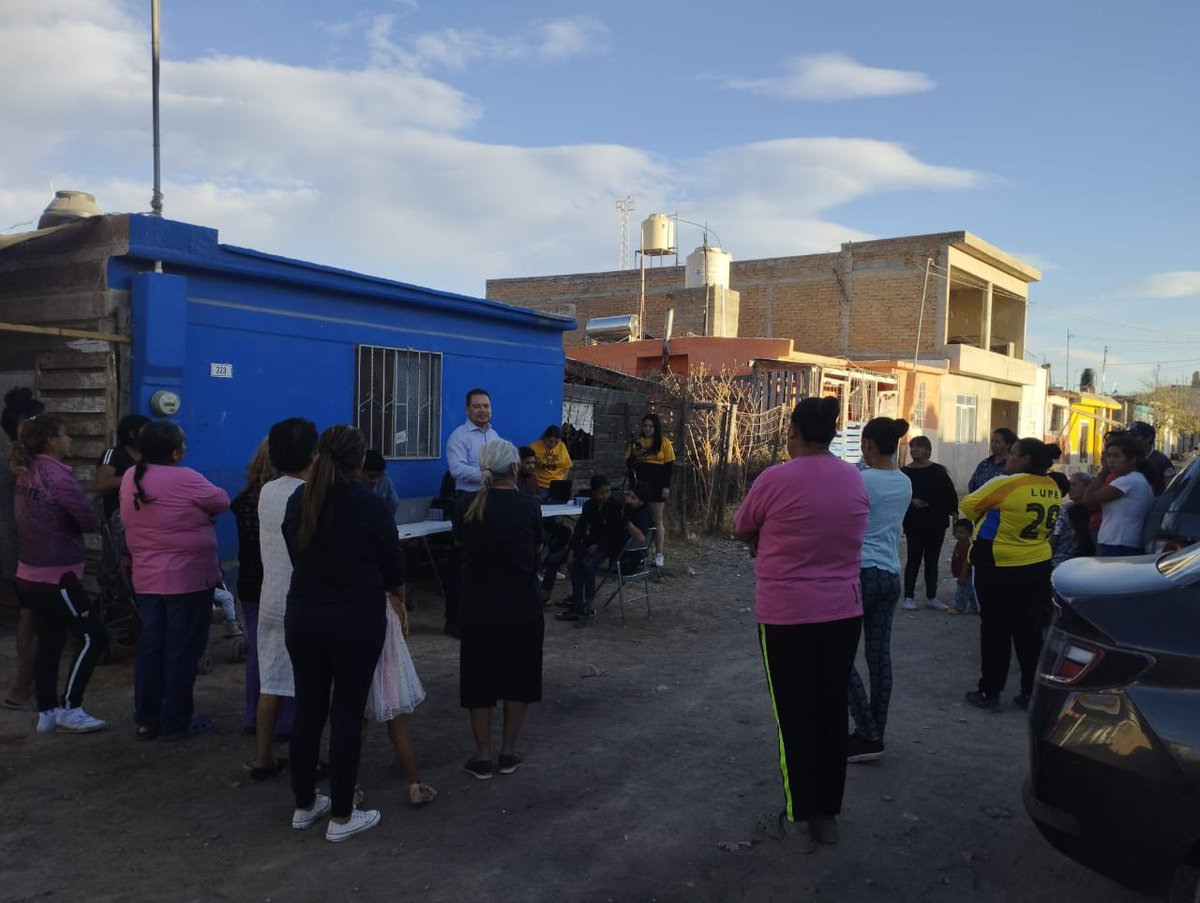 ArmandoYanezR's tweet photo. Acompañado del Presidente Estatal @miguel_lazalder el día de hoy  visitamos a nuestras compañeras y compañeros de las Colonias Bicentenario y Victoria de Durango, a las cuales agradecemos por haberse unido a la campaña de credencializacion de nuestro partido. 
#SomosPRD https://t.co/lQ0hJGxXC6