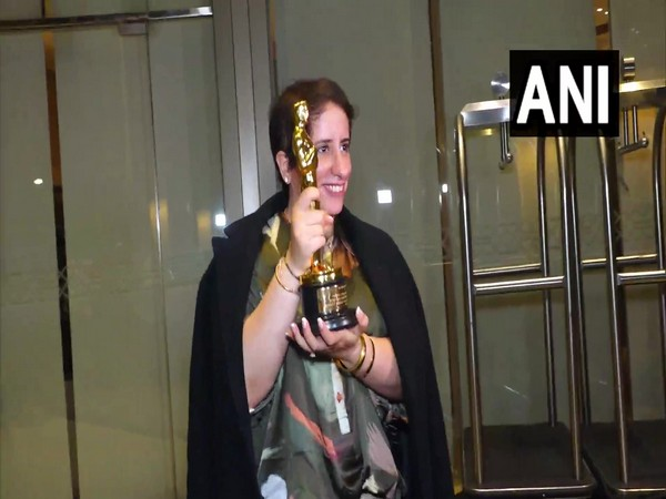 Guneet Monga returns to India after winning Oscar, expresses gratitude 

Read @ANI Story | aninews.in/news/entertain…
#GuneetMonga #Oscars2023 #AcademyAwards2023 #TheElephantWhisperers