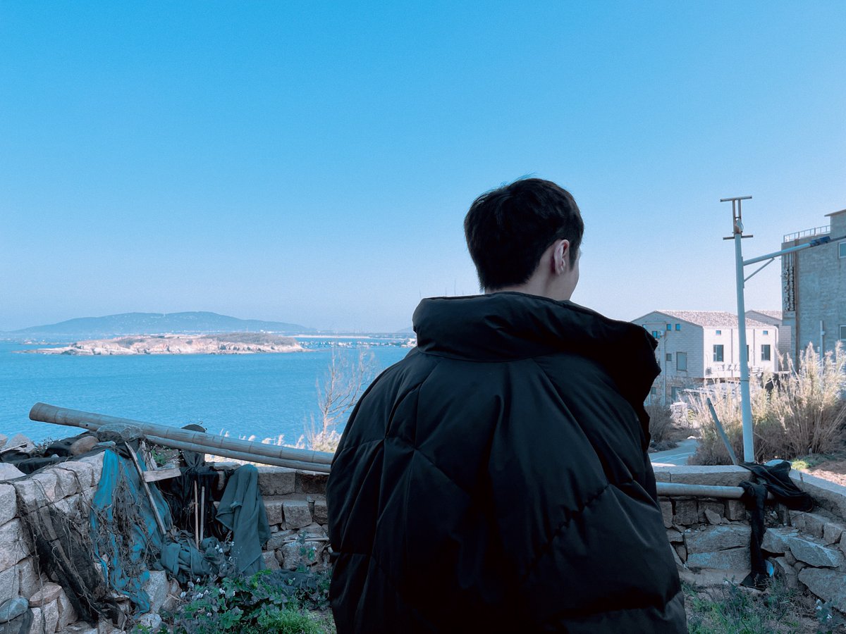 lay_studio's tweet photo. Hey hey! With boss @layzhang we are gonna go catch some waves and we wish y'all a happy weekend! (Psst, boss!!! I want those pics from your photo album!!!) https://t.co/qJIgCz5BJu