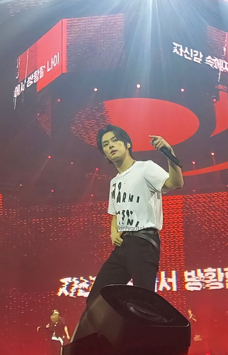 onlygotskz's tweet photo. Lee Know: you got that long hair, slicked back, white t-shirt. https://t.co/6RnGqCEFQi