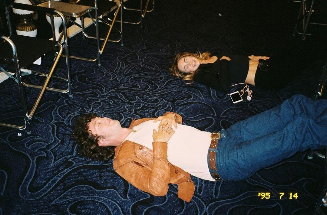 Will e Suki nos bastidores de #daisyjonesandthesix 

📸 | Josie Craven