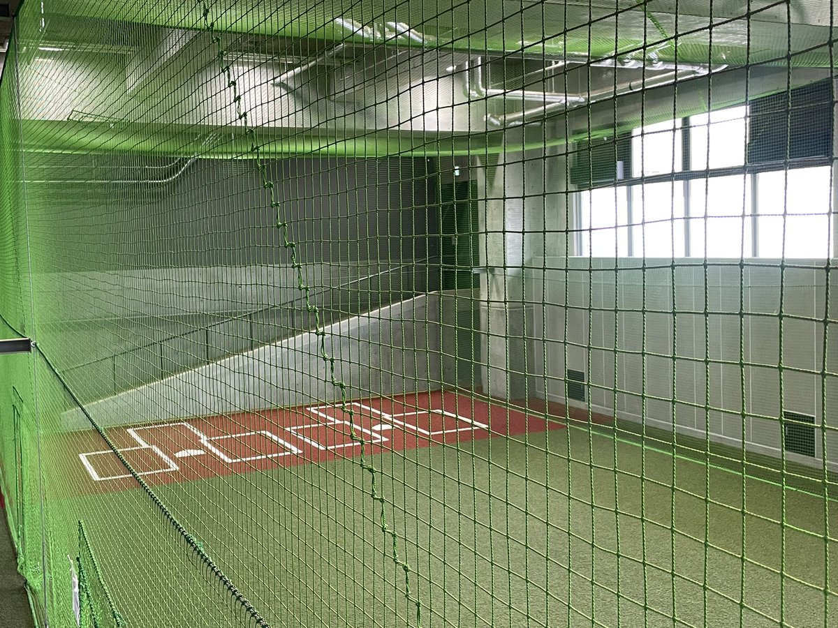 【#球場now】#等々力スタジアム 新しくなった球場は お見事！美しい球場と至れり尽せりの施設。グラウンド整備やライン引きは 球場係員さん4人総がかりでしてくれる。屋内プルペン完備。球場前に駐車場もありとても便利。試合が盛り上がりますね。公園も広く一日中いたくなりました。(#9) #野球 #審判