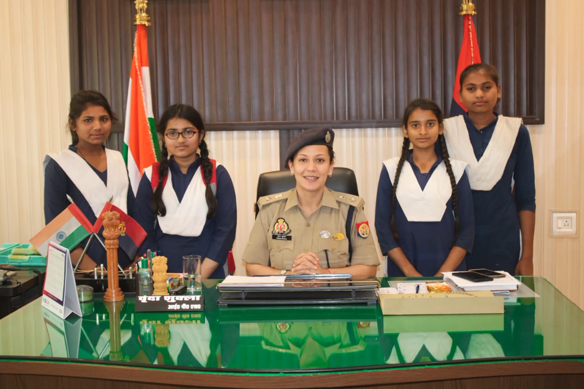 VrindaShukla_'s tweet photo. Had some unusual visitors at the office yesterday! 9th class students from Government Girls Inter-College,  who said they had come just to see me. Felt so glad about the  confidence of the young girls to walk into a Government office after school &amp; exercise their right to meet. https://t.co/VKxA7rlXY3