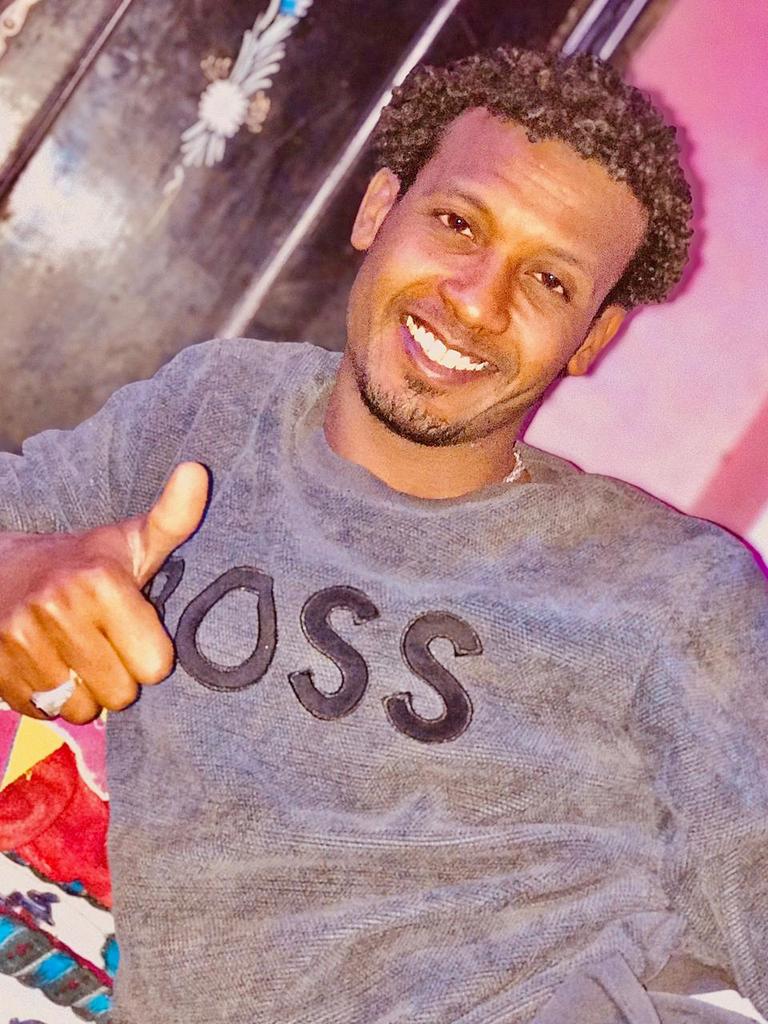 الأصول ما بتزعلش حد وإلا ما تقبلهوش على نفسك.،
ما ترضهوش لغيرك 🖤👌

#مدد يارب ❤️