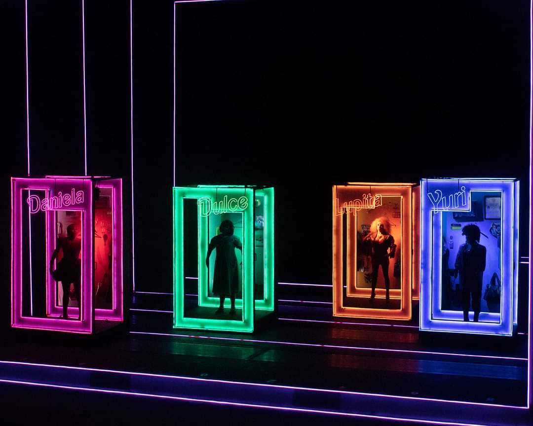 ¡Sorpresa! Tenemos pases dobles para disfrutar de #MentirasElMusical mañana Viernes 🎟️🍿🎭 RT y ♥️ y atentos a la dinámica. (Solamente personas que NO hayan ganado recientemente)  🔥👠💄🐅👗