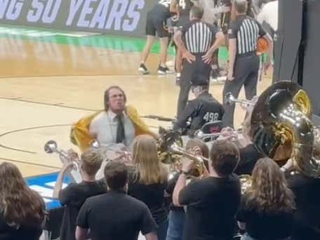 Nothing But Respect For The NKU Band Director Who Gave It His All And Left It All Out On The Floor barstoolsports.com/blog/3460025/n…