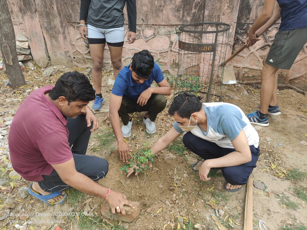 केन्द्रीयसंस्कृतविश्वविद्यालयस्य जयपुरपरिसरस्य प्राध्यापकैः छात्रैश्च सम्भूय परिसराद्बहिः स्वच्छता-कार्यं कृतम् । 
<a href="/RajGovOfficial/">Government of Rajasthan</a>
<a href="/CentralSanskrit/">CENTRAL SANSKRIT UNIVERSITY</a> 
<a href="/ashokgehlot51/">Ashok Gehlot</a> 
<a href="/AshokLahotyBJP/">Ashok Lahoty</a>