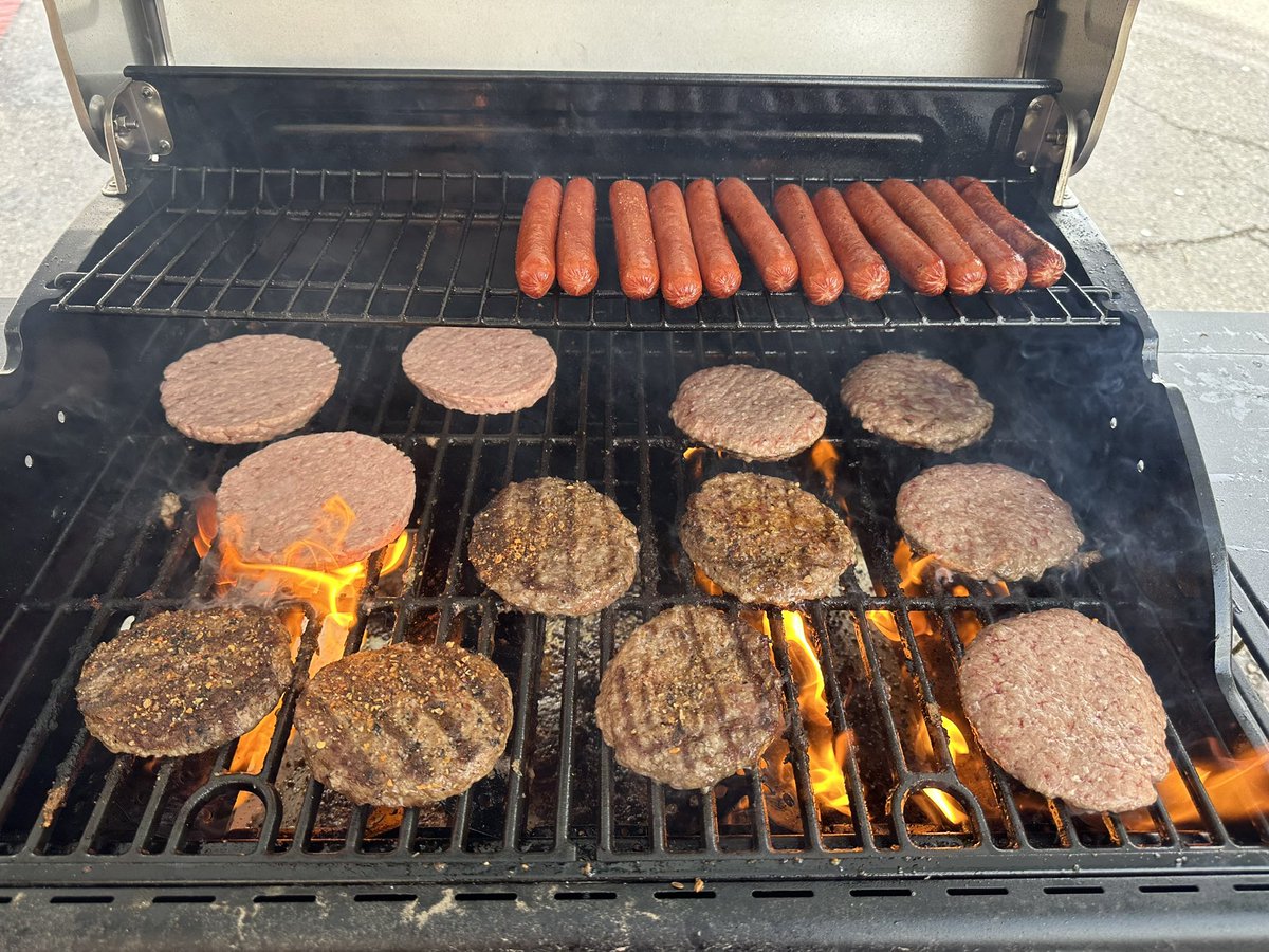 Brandi6371's tweet image. Day 2 of Success Sharing at #485! Hamburgers, Hot Dogs, and S’mores 🍔🌭🍫

#SuccessSharing 
#SpringSpiritWeek
 
 @Edmond0485 @NagyAndrew @ShawnMinkner @SandraD2429 @DepotRob @aboutthepigskin 

#PMDPeopleFirst 
#D287WeAreTheBar #D287StrongerTogether
#FearUs485