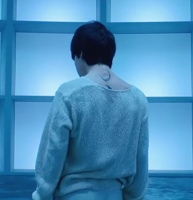 hourlyvmk's tweet photo. JIMINS MOON TATTOO OMG https://t.co/kmADgbUNfn