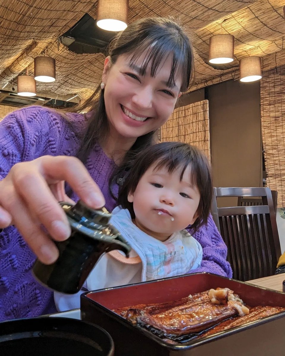 yoshimi__lynn's tweet photo. 横浜で、美味しい鰻屋さん発見👀

関東風の蒸し焼きで、
ふっくらしていて、ジューシー♪
外はパリっと焦げ目がついています。
かなり好み＼(^o^)／

そして嬉しい追いダレつき！

ごはんに鰻のタレがじゅわっと広がる幸… https://t.co/SzMuxrBURf https://t.co/AgcLGre3Hb