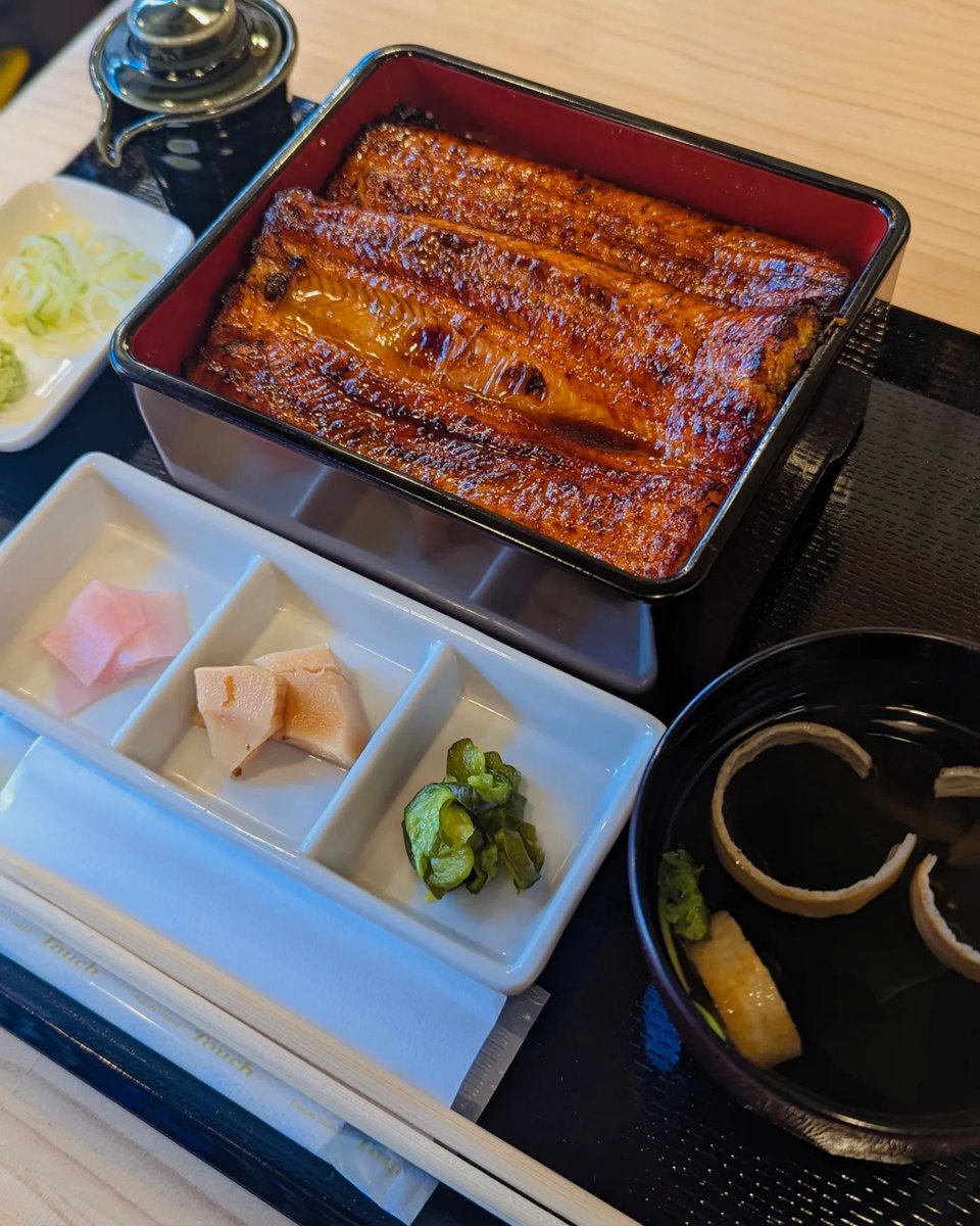 yoshimi__lynn's tweet photo. 横浜で、美味しい鰻屋さん発見👀

関東風の蒸し焼きで、
ふっくらしていて、ジューシー♪
外はパリっと焦げ目がついています。
かなり好み＼(^o^)／

そして嬉しい追いダレつき！

ごはんに鰻のタレがじゅわっと広がる幸… https://t.co/SzMuxrBURf https://t.co/AgcLGre3Hb