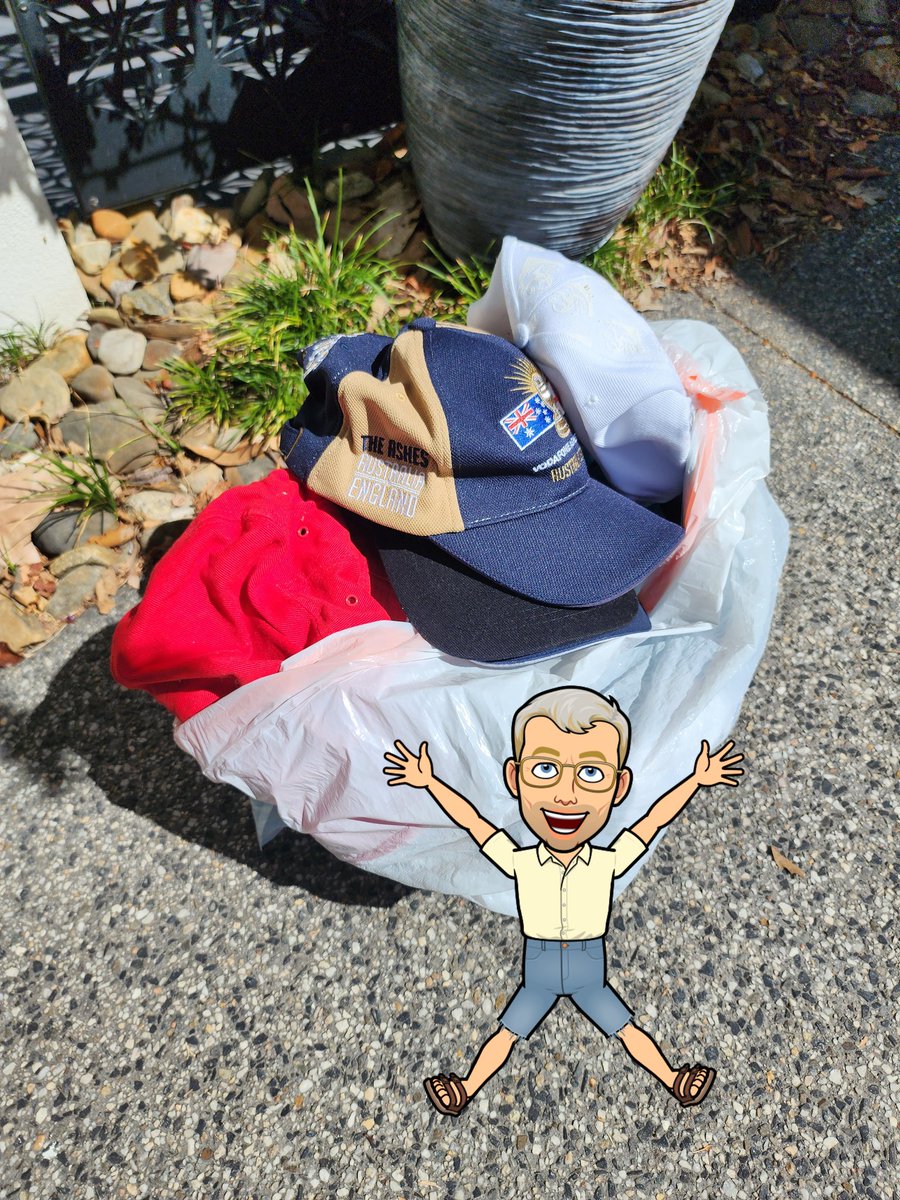 RMFAus's tweet photo. Looks like the football fairy has been by again. This time with a bag of hats. Thank you! #RMFstars https://t.co/gdmEcdBUVL