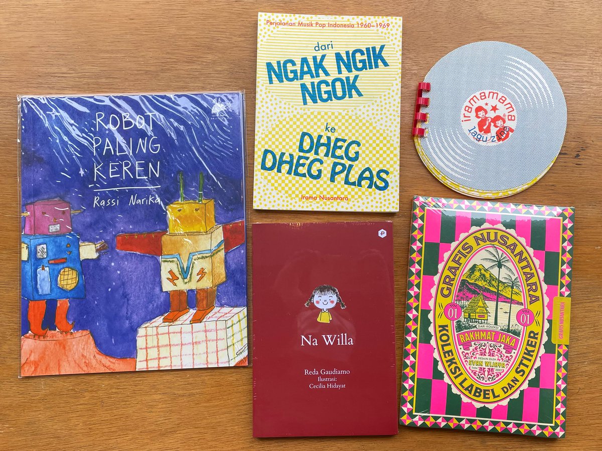 calobookshop's tweet photo. ジャカルタから再入荷です!
インドネシアのZINEや絵本は、3/26(日)に出店する鳥取・倉吉の「〇〇 BOOK COOK」 @maru2_fudosan へも持っていきます。お楽しみに。
Caloオンラインショップでも販売しています。 https://t.co/YpuwqWeqnB https://t.co/XTmOovM6CQ