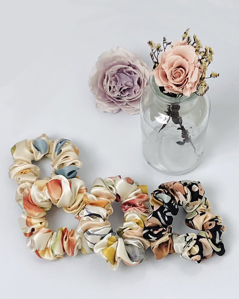 Say goodbye to hair tie marks and hello to less frizzy hair with our silk scrunchies 💐#hairfashion #vazasilk #silk #silk #silkscrunchies #silkproducts #beautysecrets #haircare #hairstyle #healthyhair