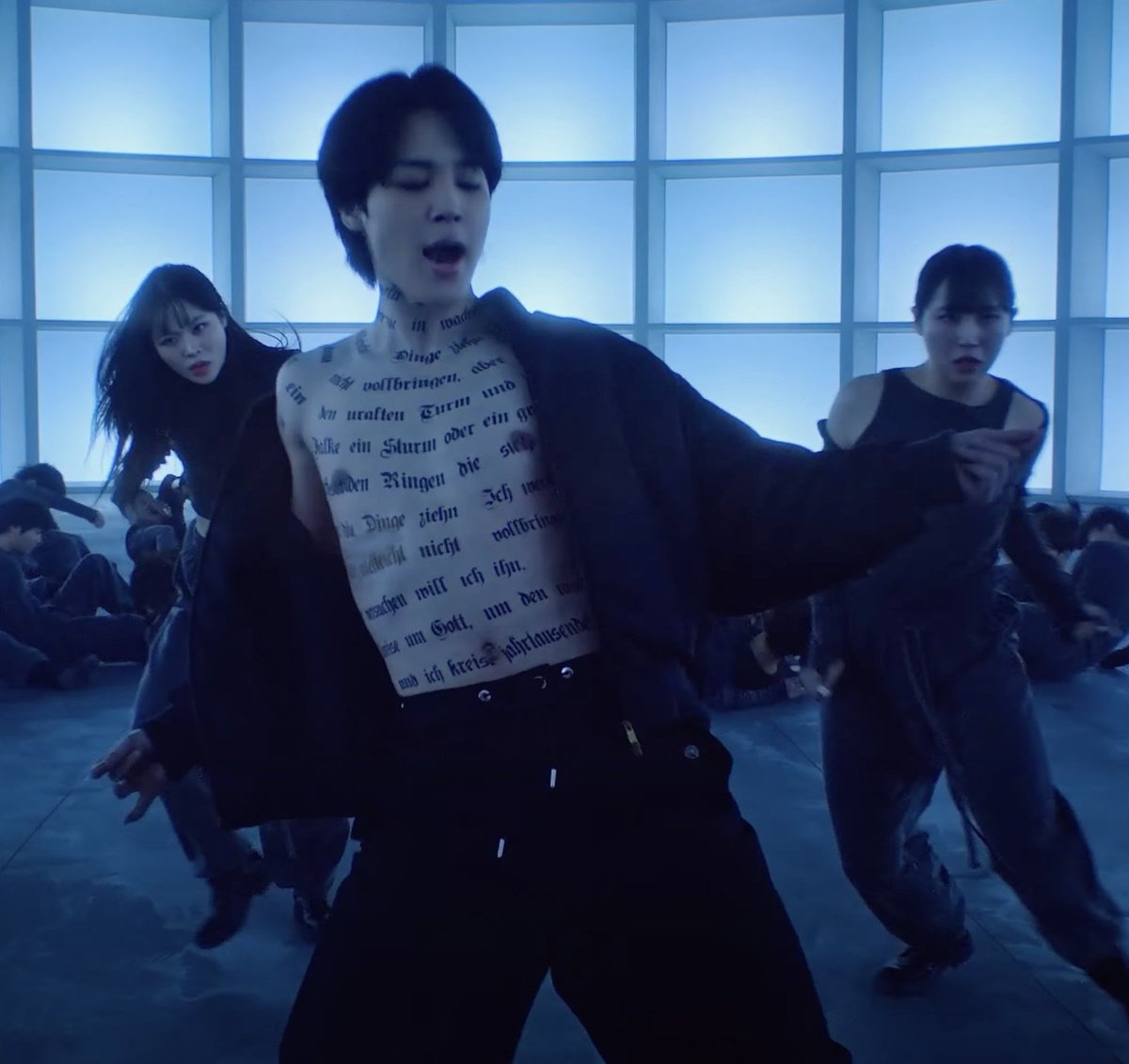 onlybtsonlyarmy's tweet photo. Las palabras en el pecho de Jimin en el video musical #SETMEFREE_PT2 es de un poema alemán escrito por Rainer Maria Rilke que dice:

"Vivo mi vida en círculos crecientes que se tienden sobre las cosas.
El último quizás no logre, pero lo quiero intentar.

(+) #JIMIN #Jimin_FACE https://t.co/EPVu2ArqyK