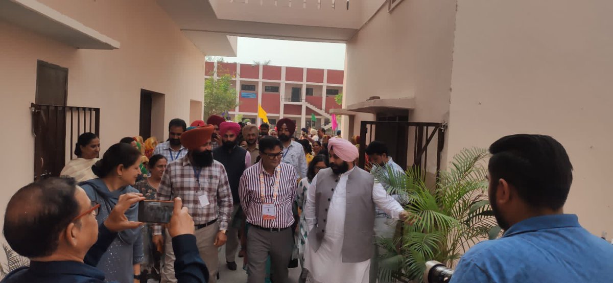 sanjayjavin's tweet photo. visited the govt girls senior secondary smart school mall road,amritsar.the girls wowed us with a G20 song in gidha style.the leaders smiled at us from their high perch.takeaway-school leadership makes all  the difference.#happymemories  @EduMinOfIndia https://t.co/3sjHmBCaW1