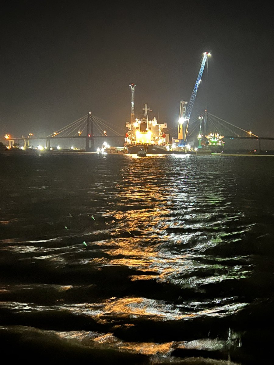 deSomke's tweet photo. 3:35am workin https://t.co/nXaIJ3b505