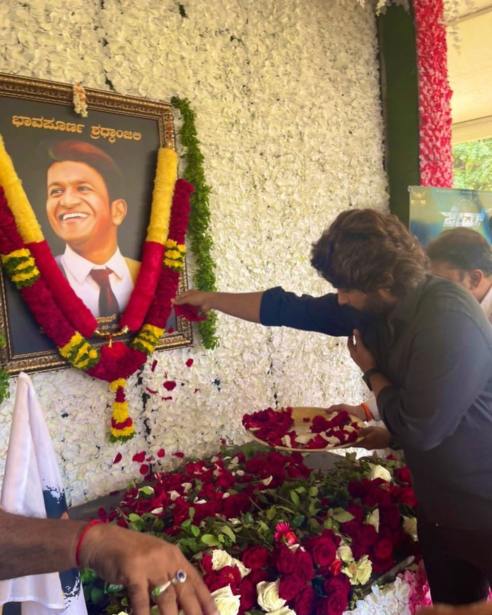 TrendsAlluArjun's tweet photo. Remembering the Legend,Karnataka Ratna, Power Star #PuneethRajkumar
Garu on his Birth Anniversary!!!!!! ❤️❤️

#AppuLivesOn ✨ https://t.co/cuaIhJpZMh